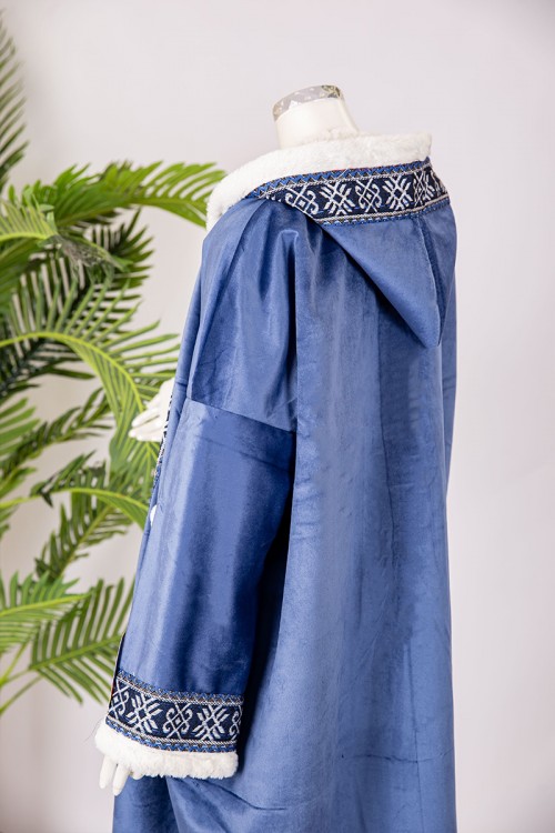 فروه نسائي شتوي مبطن  لون أزرق مزخرف من الأطراف بقبعة على الرأس و جيوب أمامية