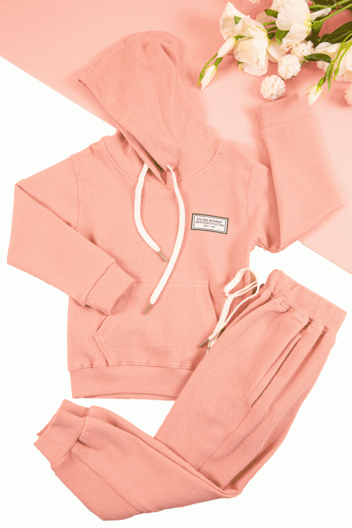 طقم بناتي شتوي قطعتين لون خربزي بأكمام طويلة وقبعة متصلة مع بنطلون طويل بزم و رباط على الخصر