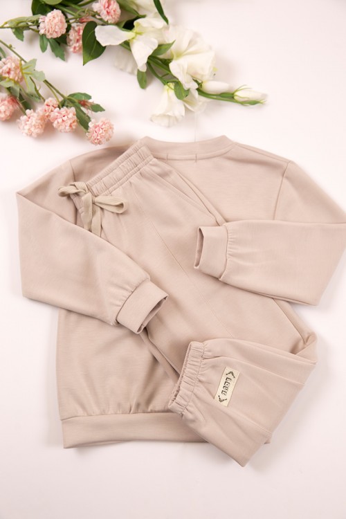 طقم بناتي شتوي قطعتين لون بيج بأكمام طويلة مع بنطلون طويل بزم و رباط على الخصر