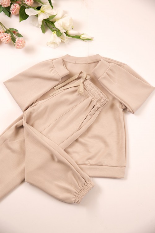 طقم بناتي شتوي قطعتين لون بيج بأكمام طويلة مع بنطلون طويل بزم و رباط على الخصر