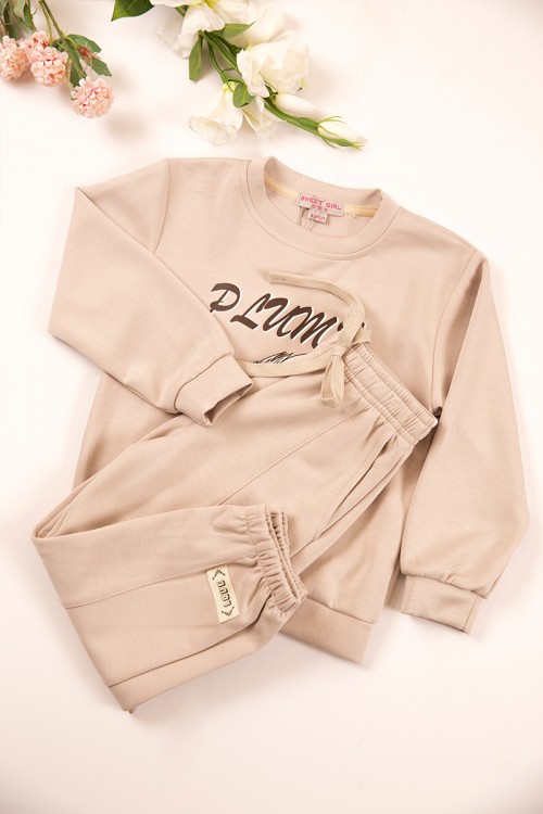 طقم بناتي شتوي قطعتين لون بيج بأكمام طويلة مع بنطلون طويل بزم و رباط على الخصر