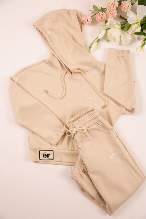 طقم بناتي شتوي قطعتين لون بيج بأكمام طويلة وقبعة متصلة مع بنطلون طويل بزم و رباط على الخصر