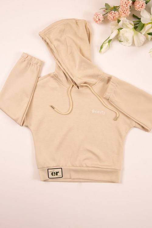 طقم بناتي شتوي قطعتين لون بيج بأكمام طويلة وقبعة متصلة مع بنطلون طويل بزم و رباط على الخصر