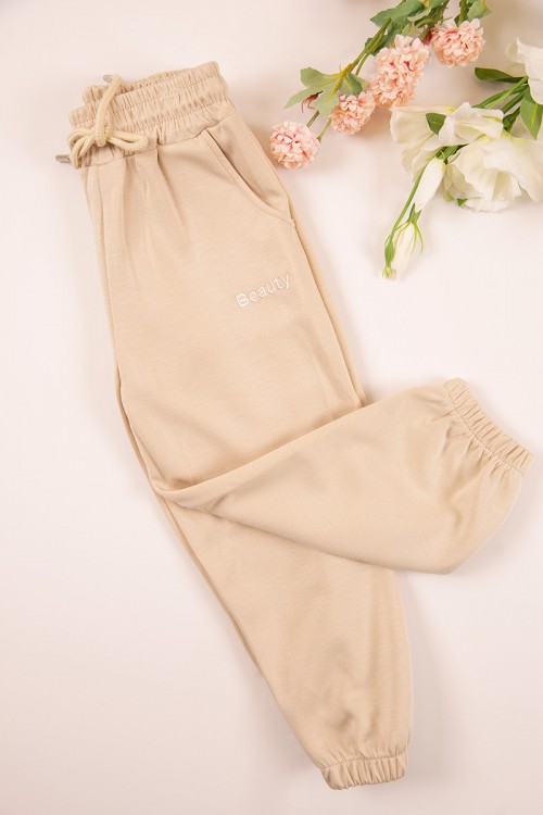 طقم بناتي شتوي قطعتين لون بيج بأكمام طويلة وقبعة متصلة مع بنطلون طويل بزم و رباط على الخصر