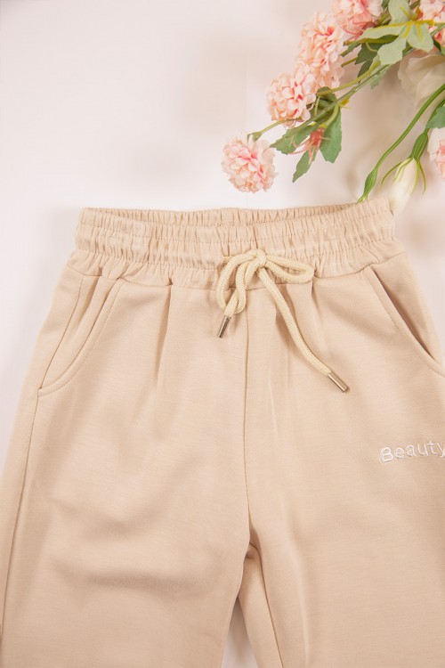 طقم بناتي شتوي قطعتين لون بيج بأكمام طويلة وقبعة متصلة مع بنطلون طويل بزم و رباط على الخصر