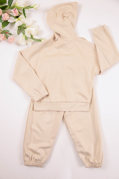 طقم بناتي شتوي قطعتين لون بيج بأكمام طويلة وقبعة متصلة مع بنطلون طويل بزم و رباط على الخصر