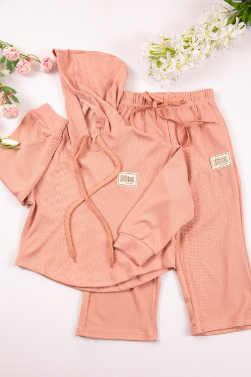 طقم بناتي شتوي قطعتين لون خربزي بأكمام طويلة وقبعة متصلة مع بنطلون طويل بزم و رباط على الخصر