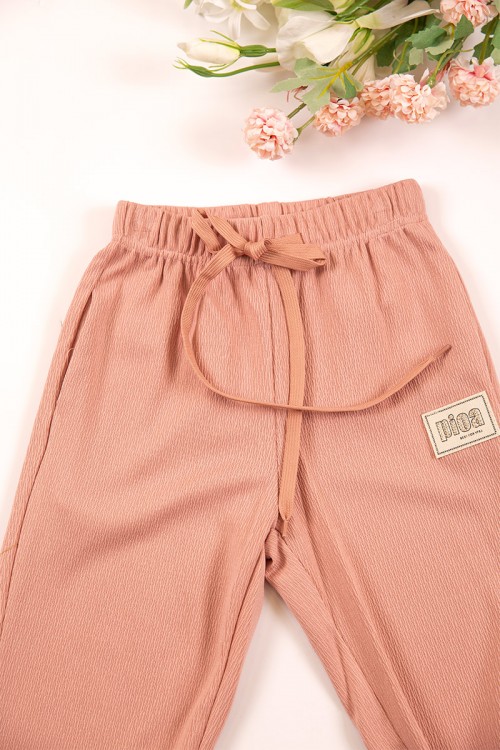 طقم بناتي شتوي قطعتين لون خربزي بأكمام طويلة وقبعة متصلة مع بنطلون طويل بزم و رباط على الخصر