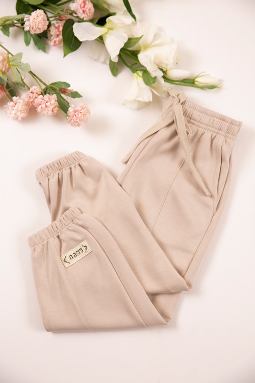 طقم بناتي شتوي قطعتين لون بيج بأكمام طويلة مع بنطلون طويل بزم و رباط على الخصر