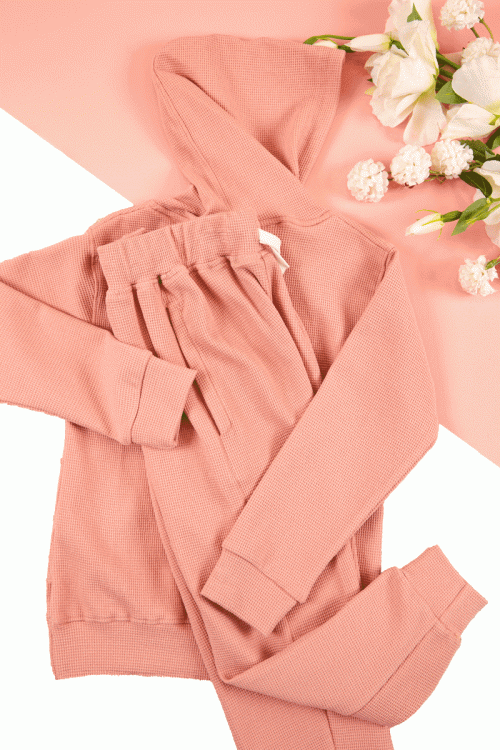 طقم بناتي شتوي قطعتين لون خربزي بأكمام طويلة وقبعة متصلة مع بنطلون طويل بزم و رباط على الخصر