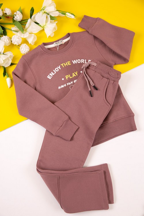 طقم بناتي شتوي مبطن قطعتين لون وردي بكتابات من الأمام و أكمام طويلة مع بنطلون طويل بزم و رباط على الخصر
