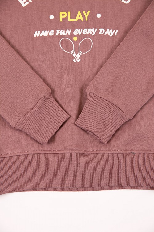 طقم بناتي شتوي مبطن قطعتين لون وردي بكتابات من الأمام و أكمام طويلة مع بنطلون طويل بزم و رباط على الخصر