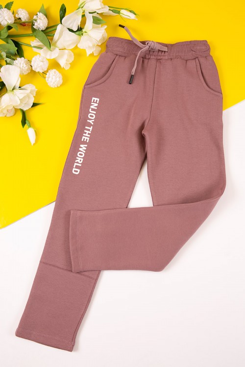 طقم بناتي شتوي مبطن قطعتين لون وردي بكتابات من الأمام و أكمام طويلة مع بنطلون طويل بزم و رباط على الخصر