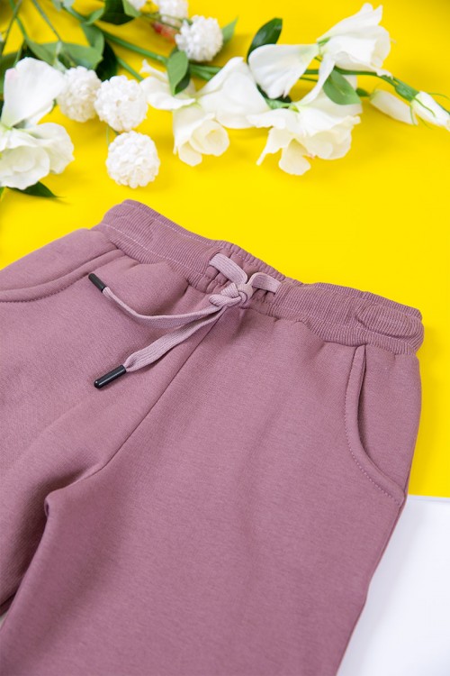 طقم بناتي شتوي مبطن قطعتين لون وردي بكتابات من الأمام و أكمام طويلة مع بنطلون طويل بزم و رباط على الخصر