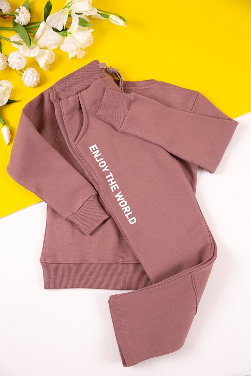 طقم بناتي شتوي مبطن قطعتين لون وردي بكتابات من الأمام و أكمام طويلة مع بنطلون طويل بزم و رباط على الخصر