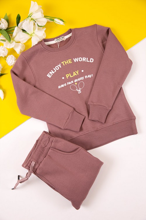 طقم بناتي شتوي مبطن قطعتين لون وردي بكتابات من الأمام و أكمام طويلة مع بنطلون طويل بزم و رباط على الخصر