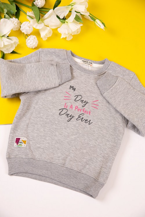 طقم بناتي شتوي مبطن قطعتين لون رمادي بكتابات من الأمام و أكمام طويلة مع بنطلون طويل بزم و رباط على الخصر