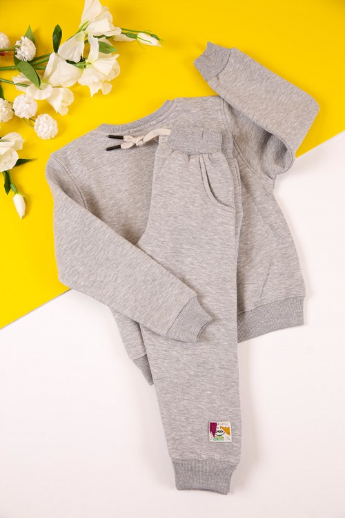 طقم بناتي شتوي مبطن قطعتين لون رمادي بكتابات من الأمام و أكمام طويلة مع بنطلون طويل بزم و رباط على الخصر