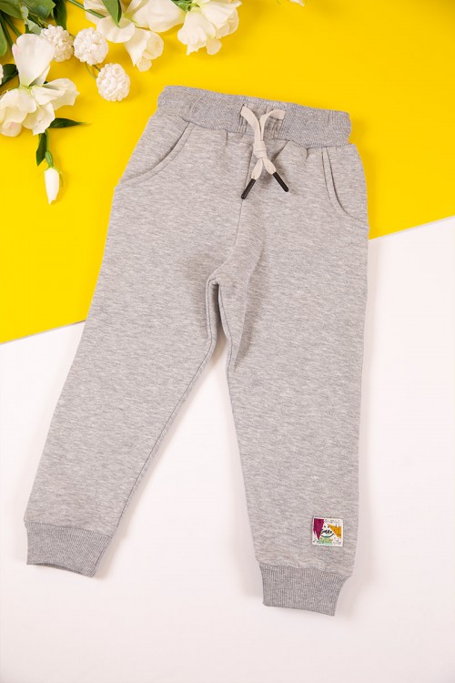 طقم بناتي شتوي مبطن قطعتين لون رمادي بكتابات من الأمام و أكمام طويلة مع بنطلون طويل بزم و رباط على الخصر