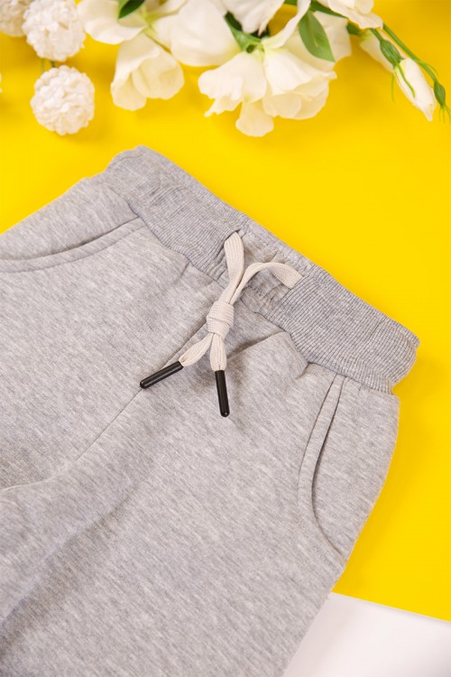 طقم بناتي شتوي مبطن قطعتين لون رمادي بكتابات من الأمام و أكمام طويلة مع بنطلون طويل بزم و رباط على الخصر