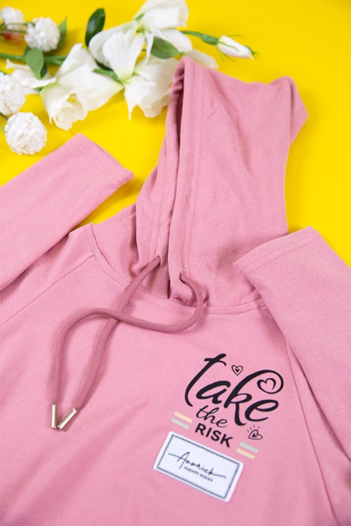 طقم بناتي شتوي قطعتين لون وردي هودي بكتابات من الأمام و أكمام طويلة مع بنطلون طويل بزم و رباط على الخصر