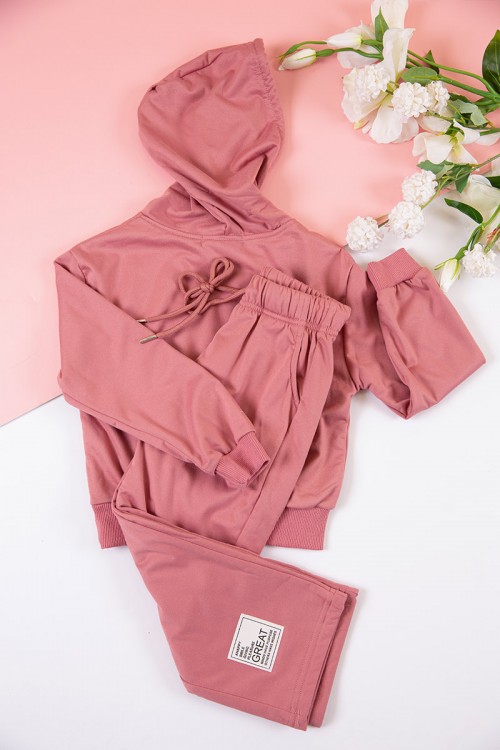 طقم بناتي شتوي قطعتين لون وردي هودي بكتابات من الأمام و أكمام طويلة مع بنطلون طويل بزم و رباط على الخصر