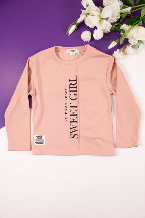 طقم بناتي شتوي مبطن قطعتين لون خربزي بكتابات من الأمام و أكمام طويلة مع بنطلون طويل بزم و رباط على الخصر