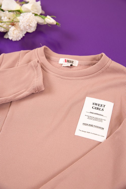 طقم بناتي شتوي مبطن قطعتين لون لحمي بكتابات من الأمام و أكمام طويلة مع بنطلون طويل بزم و رباط على الخصر