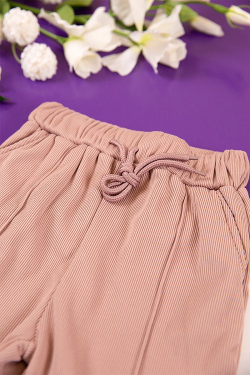 طقم بناتي شتوي مبطن قطعتين لون لحمي بكتابات من الأمام و أكمام طويلة مع بنطلون طويل بزم و رباط على الخصر