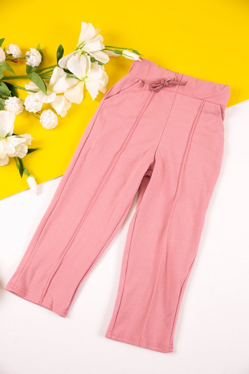 طقم بناتي شتوي قطعتين لون وردي هودي بكتابات من الأمام و أكمام طويلة مع بنطلون طويل بزم و رباط على الخصر