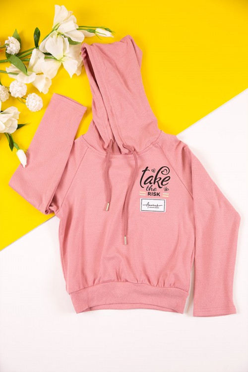 طقم بناتي شتوي قطعتين لون وردي هودي بكتابات من الأمام و أكمام طويلة مع بنطلون طويل بزم و رباط على الخصر