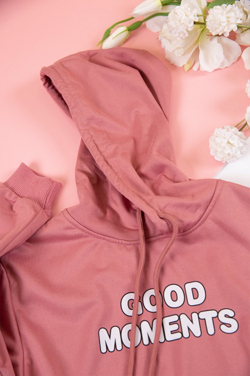 طقم بناتي شتوي قطعتين لون وردي هودي بكتابات من الأمام و أكمام طويلة مع بنطلون طويل بزم و رباط على الخصر