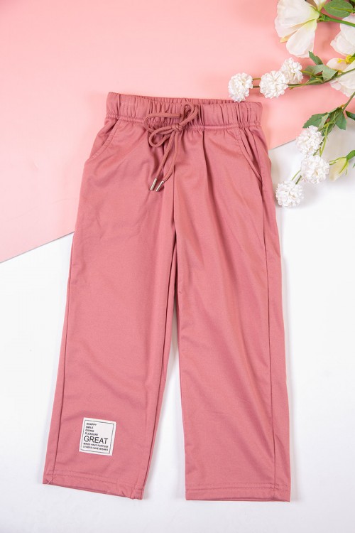 طقم بناتي شتوي قطعتين لون وردي هودي بكتابات من الأمام و أكمام طويلة مع بنطلون طويل بزم و رباط على الخصر