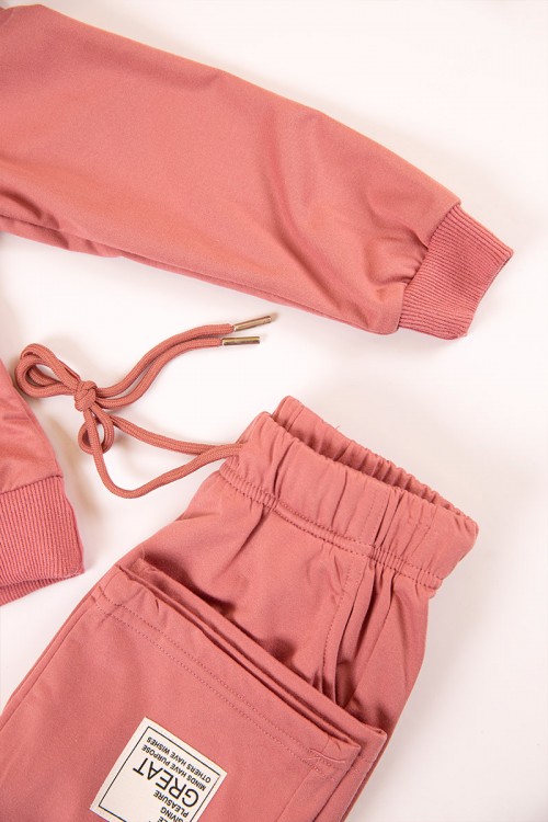 طقم بناتي شتوي قطعتين لون وردي هودي بكتابات من الأمام و أكمام طويلة مع بنطلون طويل بزم و رباط على الخصر