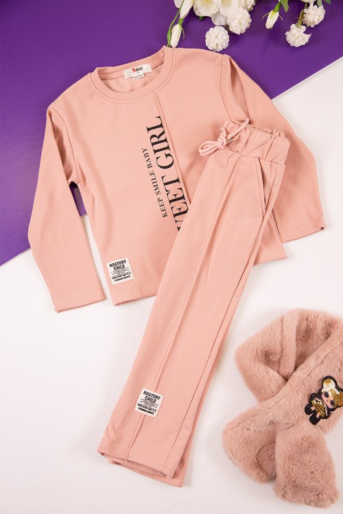 طقم بناتي شتوي مبطن قطعتين لون خربزي بكتابات من الأمام و أكمام طويلة مع بنطلون طويل بزم و رباط على الخصر