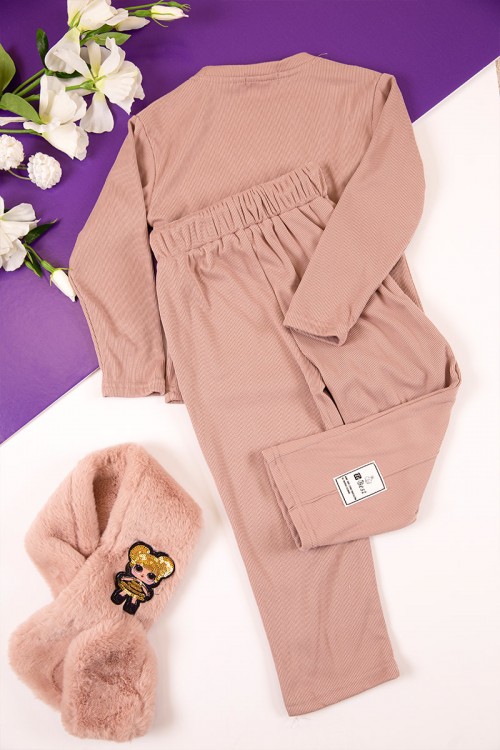 طقم بناتي شتوي مبطن قطعتين لون لحمي بكتابات من الأمام و أكمام طويلة مع بنطلون طويل بزم و رباط على الخصر