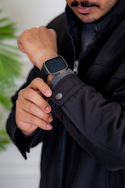 جاكيت رجالي شتوي لون أسود ياقة عالية بجيوب و سحاب من الأمام