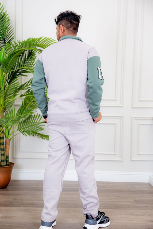 طقم رجالي شتوي قطعتين لون رمادي و تفاحي ياقة بسحاب صغير و كتابات من الأمام و أكمام طويلة