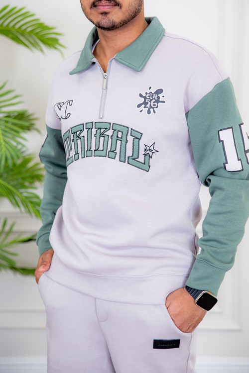 طقم رجالي شتوي قطعتين لون رمادي و تفاحي ياقة بسحاب صغير و كتابات من الأمام و أكمام طويلة