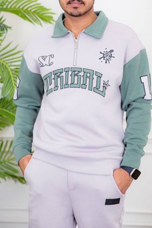 طقم رجالي شتوي قطعتين لون رمادي و تفاحي ياقة بسحاب صغير و كتابات من الأمام و أكمام طويلة