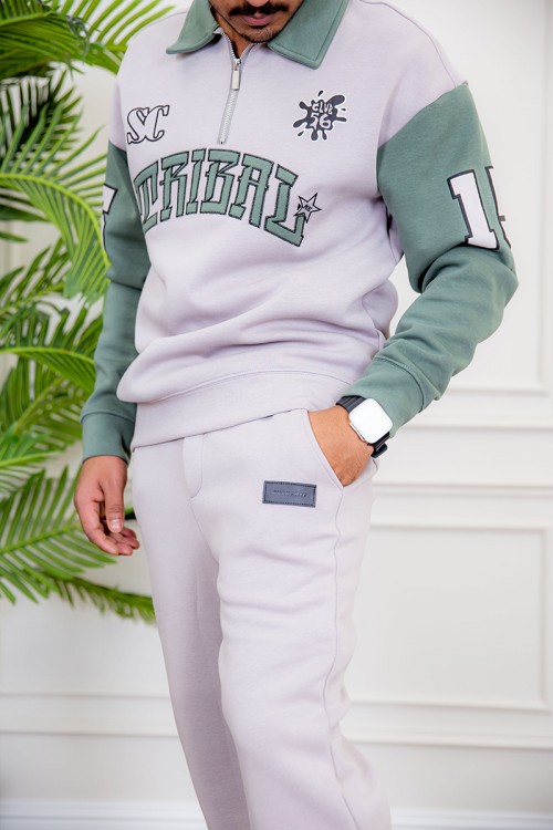 طقم رجالي شتوي قطعتين لون رمادي و تفاحي ياقة بسحاب صغير و كتابات من الأمام و أكمام طويلة