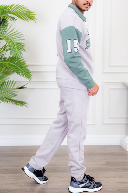 طقم رجالي شتوي قطعتين لون رمادي و تفاحي ياقة بسحاب صغير و كتابات من الأمام و أكمام طويلة