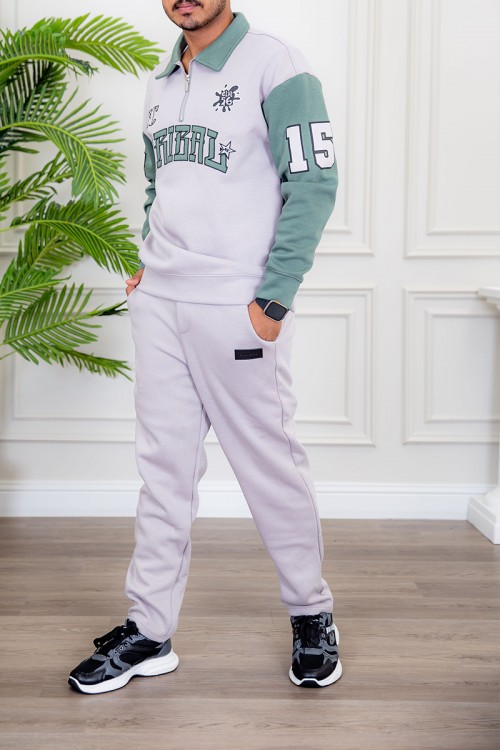 طقم رجالي شتوي قطعتين لون رمادي و تفاحي ياقة بسحاب صغير و كتابات من الأمام و أكمام طويلة