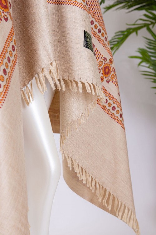 شال كشميري نسائي لون بيج فاتح بنقوش باللون البرتقالي و العودي