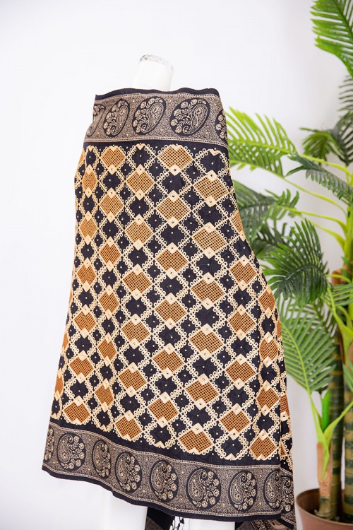 شال كشميري نسائي لون أسود بتطريز باللون الذهبي و البني