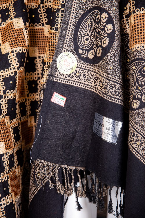 شال كشميري نسائي لون أسود بتطريز باللون الذهبي و البني