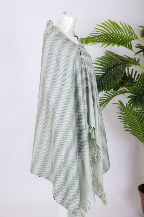 شال كشميري نسائي لون تفاحي فاتح مخطط باللون الأسود