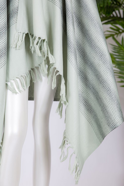 شال كشميري نسائي لون تفاحي فاتح مخطط باللون الأسود