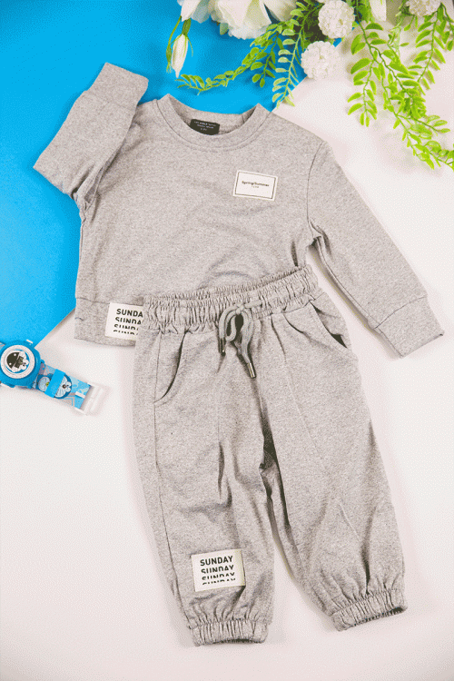 طقم قطعتين ولادي أطفال شتوي لون رصاصي بطبعات من الأمام و بأكمام طويلة و رباط و زم من الخصر