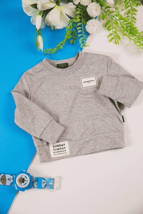 طقم قطعتين ولادي أطفال شتوي لون رصاصي بطبعات من الأمام و بأكمام طويلة و رباط و زم من الخصر